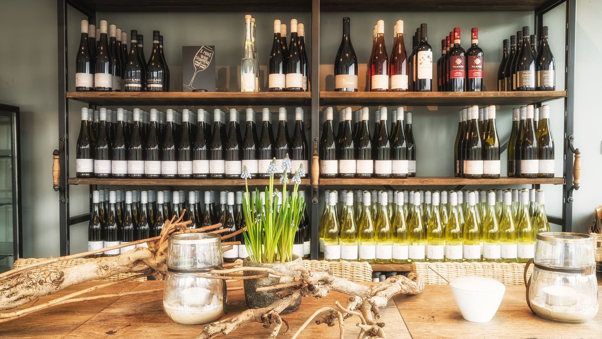 Wein Regal | Hotel Leegerpark Greetsiel