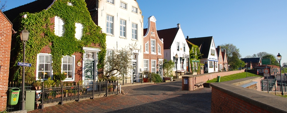 Blick auf einige, historische Häuser im Ortskern von Greetsiel